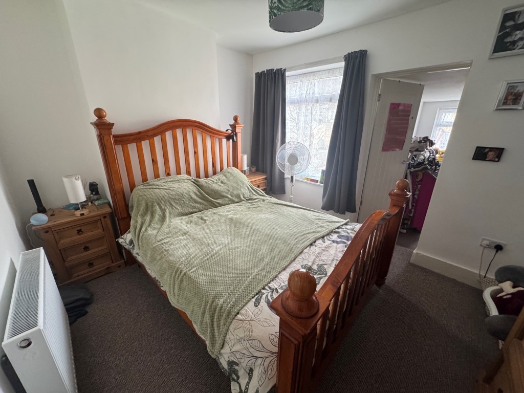 Lot: 137 - THREE-BEDROOM HOUSE FOR INVESTMENT - Bedroom 1
